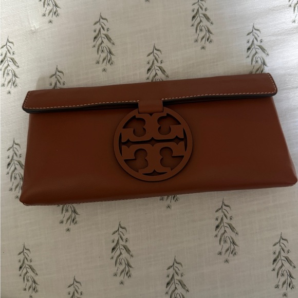 Tory Burch Handbags - Tory Burch Tan Leather Clutch